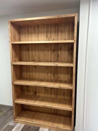 Estantería de madera rústica