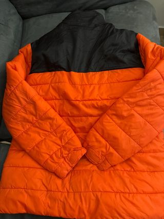Chaqueta acolchada naranja y negra