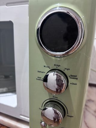 Microondas verde estilo retro