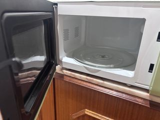 Microondas verde estilo retro