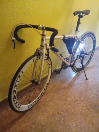 Bicicleta de carreras blanca