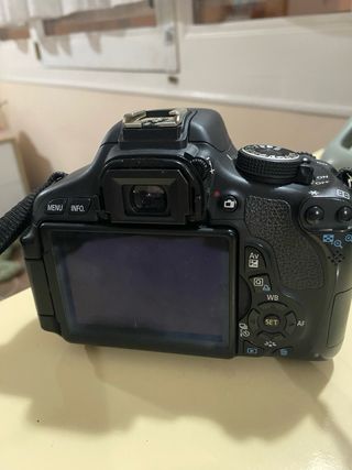 Canon EOS 600D + Objetivo 18-55 IS II + 2 Fundas