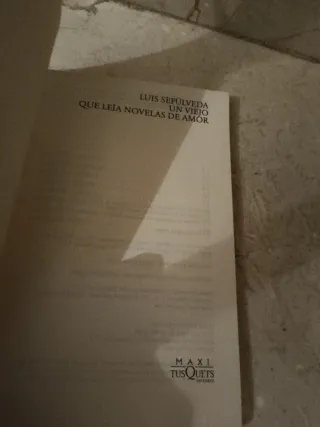 Libro Un viejo que leía novelas de Amor.