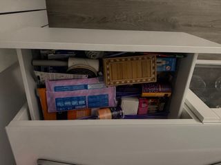 Mueble de comedor blanco y plateado