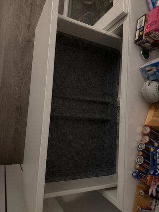 Mueble de comedor blanco y plateado