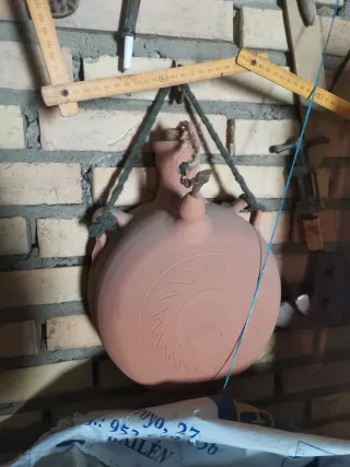 Botija antigua de barro