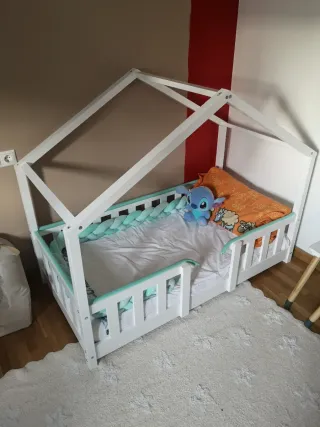 Cama infantil blanca estilo casita montessori