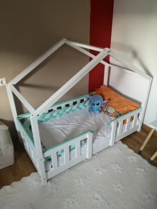 Cama infantil blanca estilo casita montessori