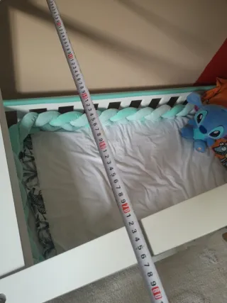 Cama infantil blanca estilo casita montessori