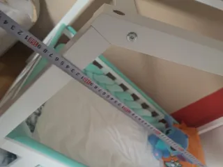 Cama infantil blanca estilo casita montessori