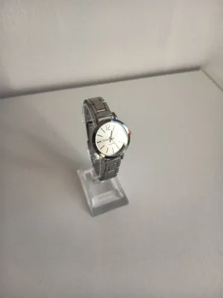 Reloj de pulsera plateado para mujer