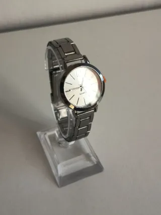 Reloj de pulsera plateado para mujer