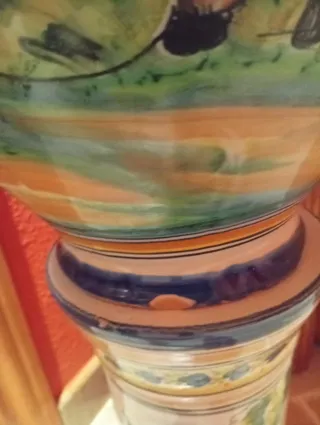 Jarrón de cerámica grande con pedestal