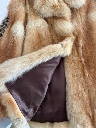 Abrigo de pelo marrón y beige