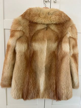 Abrigo de pelo marrón y beige