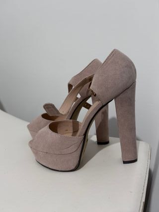 Sandalo rosa con tacco e plateau