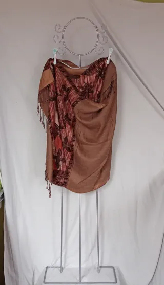 Fular estampado marrón y