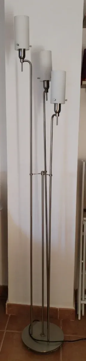 Lámpara de pie moderna plateada y blanca