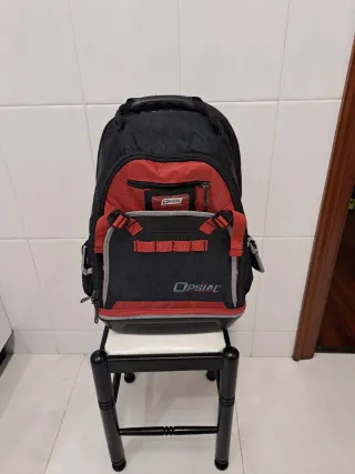 Mochila de herramientas negra y roja