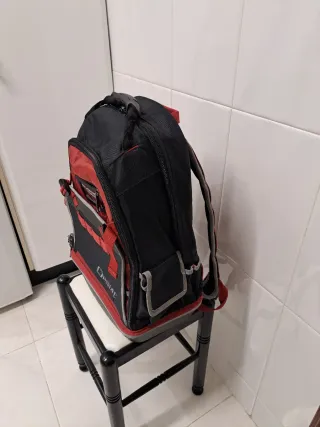 Mochila de herramientas negra y roja