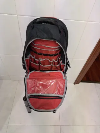 Mochila de herramientas negra y roja