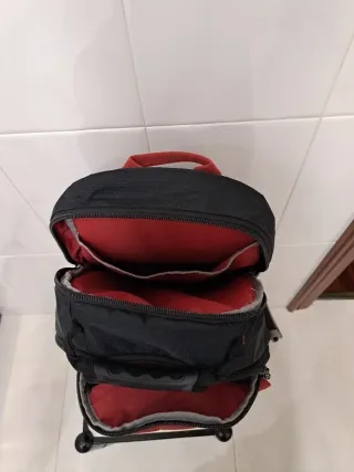 Mochila de herramientas negra y roja