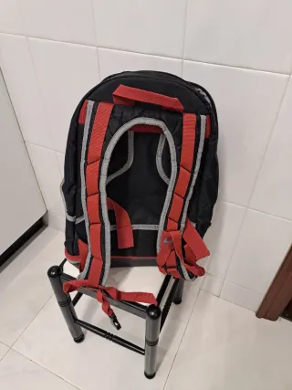 Mochila de herramientas negra y roja