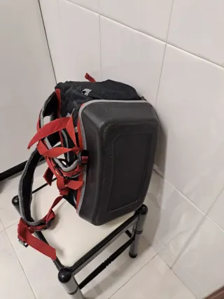 Mochila de herramientas negra y roja