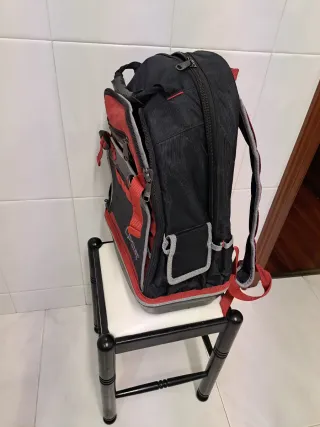 Mochila de herramientas negra y roja