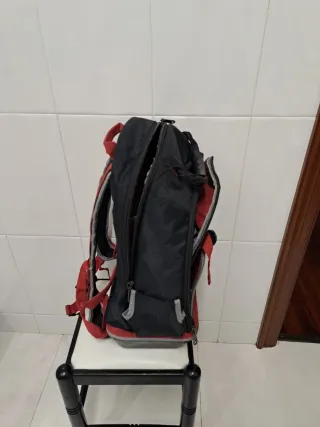 Mochila de herramientas negra y roja