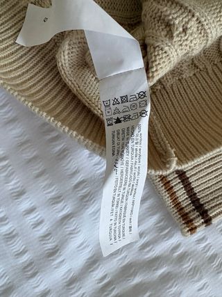 Chaqueta de punto trenzada beige y marrón