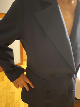 Traje pantalón negro sin estrenar hace una 42 o 44