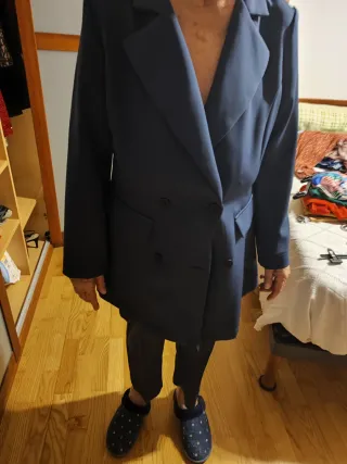 Traje pantalón negro sin estrenar hace una 42 o 44