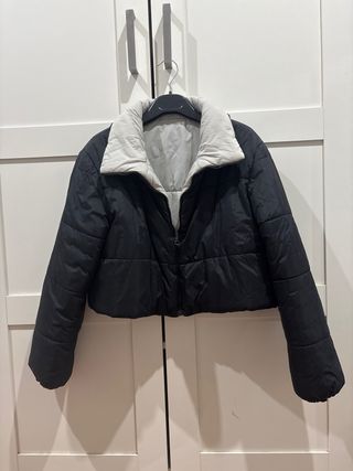 Chaqueta corta reversible negra y blanca