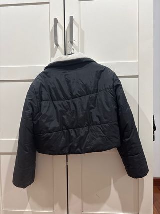 Chaqueta corta reversible negra y blanca