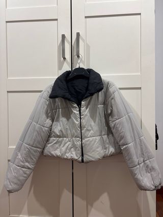 Chaqueta corta reversible negra y blanca