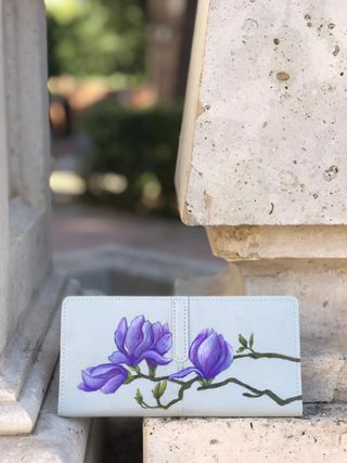 Cartera pintada a mano flores moradas
