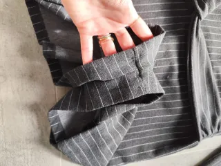 Vestito pantalone gessato manica lunga