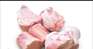 Huesos de cerdo, ternera y pollo congelados.