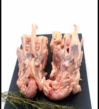 Huesos de cerdo, ternera y pollo congelados.