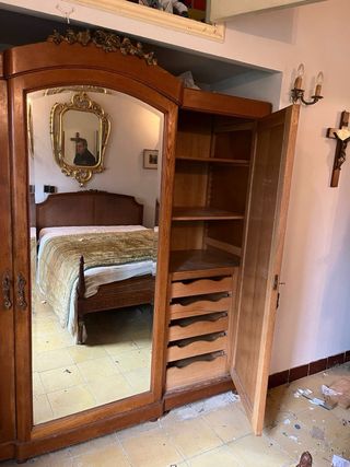 Regalo Armario de madera con espejo.