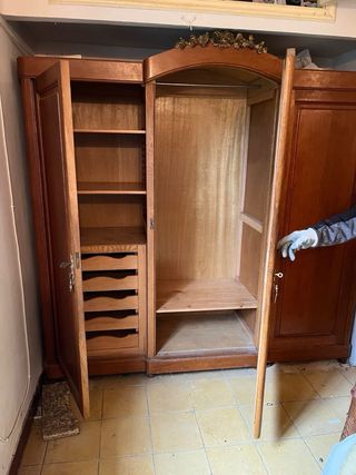 Regalo Armario de madera con espejo.