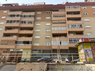 Piso con dos piscinas y dos pistas de pádel, zona