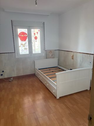 Piso con dos piscinas y dos pistas de pádel, zona