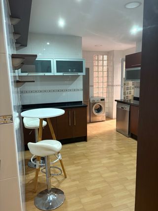 Piso con dos piscinas y dos pistas de pádel, zona