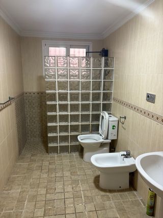 Piso con dos piscinas y dos pistas de pádel, zona