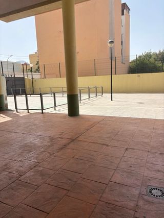 Piso con dos piscinas y dos pistas de pádel, zona