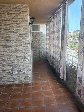 Piso con dos piscinas y dos pistas de pádel, zona