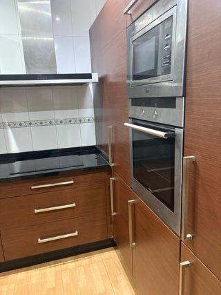 Piso con dos piscinas y dos pistas de pádel, zona