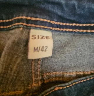 Pantalón vaquero pitillo,  marca T42 equivale a 38